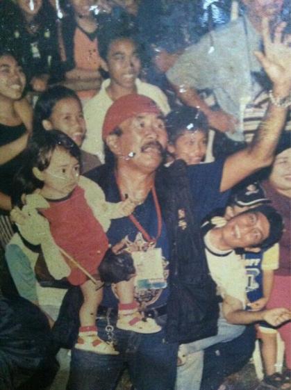 Tata Saraila menggendong cucunya (foto koleksi pribadi Tata Saraila dari @ramabizkid)